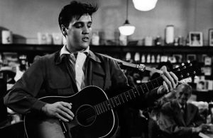 Violão de Elvis Presley é leiloado por R$ 7 milhões e bate recorde