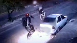 Motociclista bate em carro estacionado e é arremessado no ar