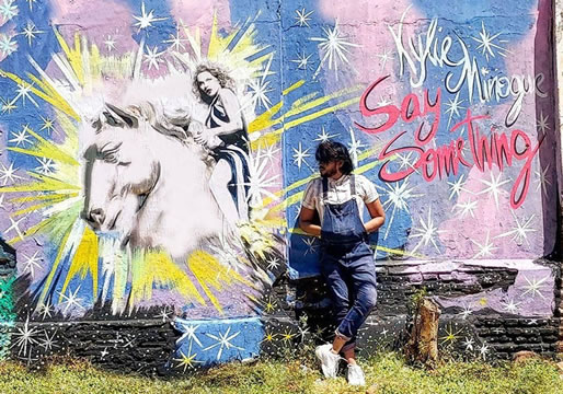 Muralista cratense que encantou Madonna tem arte notada por cantora australiana