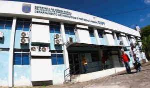 Homem é morto com golpe de faca e companheira dele é apontada como suspeita