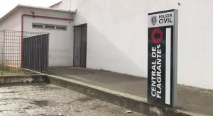 Mulher é presa suspeita de matar o marido com arma da vítima