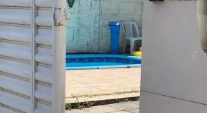Bebê de 1 ano e 7 meses cai em piscina de casa, se afoga e sofre parada cardíaca