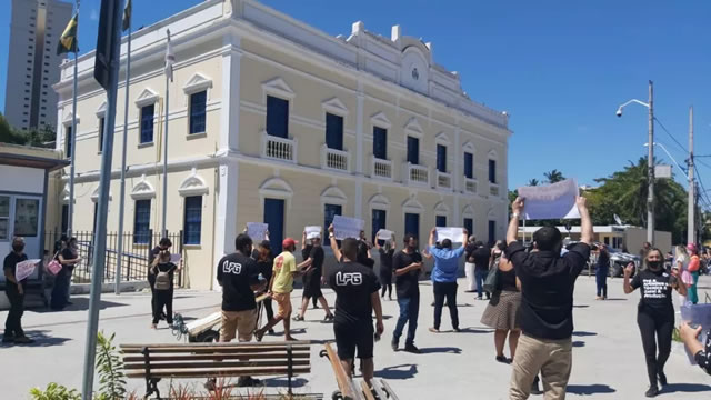 Empresários e bandas fazem carreata pelo retorno de eventos no Ceará