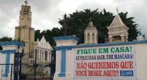 Faixa em frente a cemitério alerta para a Covid-19: 'Não queremos que você more aqui'