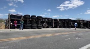 Colisão entre caminhão e motocicleta deixa uma pessoa morta e outra ferida