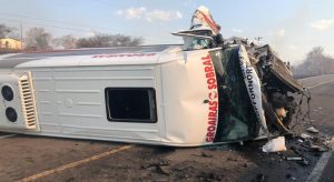 Acidente entre micro-ônibus e dois carros deixa feridos na rodovia CE-179