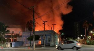 Incêndio de grandes proporções destrói casarão histórico de Fortaleza
