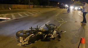 Motociclista atropela homem que empurrava esposa cadeirante na BR-116