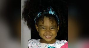 Criança de 2 anos morre com tiro na cabeça enquanto brincava na porta de casa