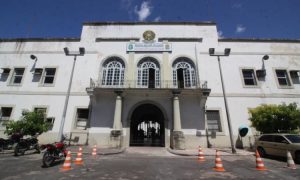 Dois PMs são presos suspeitos de exigirem dinheiro para evitar multa a feirantes