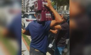 Governo do Ceará exonera diretor do CEO após flagra de transporte de cerveja em carro oficial