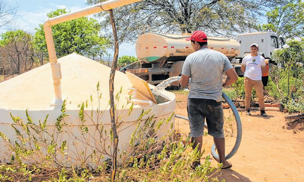 Operação Carro-Pipa no Ceará tem atendimento reduzido em 50%