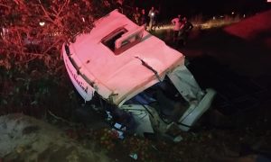 Motorista morre após perder o controle de caminhão e capotar no Ceará