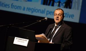 Número diário de mortes pela Covid deve aumentar em outubro e novembro, diz OMS