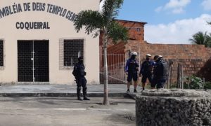 Moradores encontram corpo de mulher em calçada de igreja evangélica