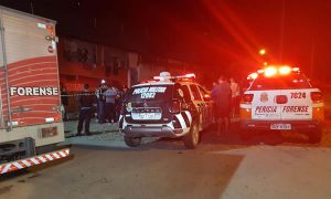 Mulher tem casa invadida por homens armados, e é morta a tiros