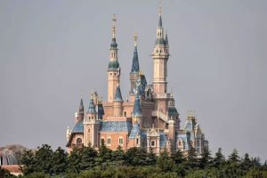 Disney demitirá 28 mil funcionários de parques temáticos por crise da Covid-19