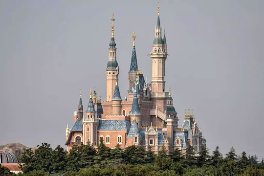 Disney demitirá 28 mil funcionários de parques temáticos por crise da Covid-19