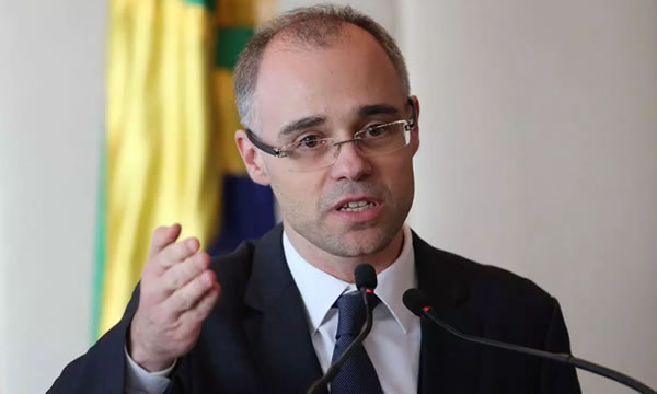 Ministro André Mendonça passa mal e faz cateterismo em hospital de Brasília