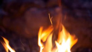 Mãe queima mão de filho de 12 anos por suspeita de que ele tenha furtado celular