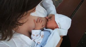 Leite materno não transmite Covid-19 ao bebê, aponta estudo italiano