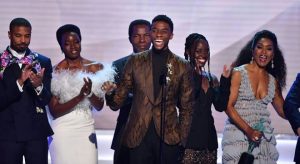 Atores de “Pantera Negra” vão a memorial privado para dar apoio à esposa de Chadwick Boseman