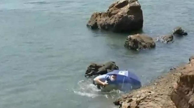 Repórter de afiliada da Globo cai em rio durante entrada ao vivo em telejornal