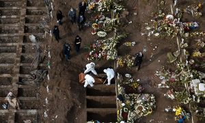 Indonésia condena pessoas anti-máscara a cavar covas para vítimas da covid-19