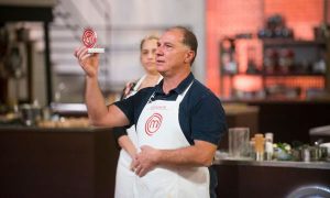 Desempregado, vencedor do 10º episódio do 'MasterChef' doa prêmio