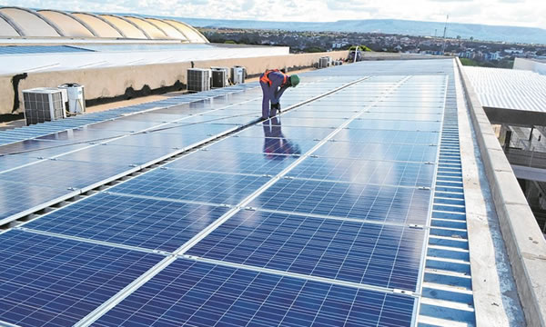 Projeto pioneiro vai instalar placas solares em 32 escolas públicas do Ceará até 2022