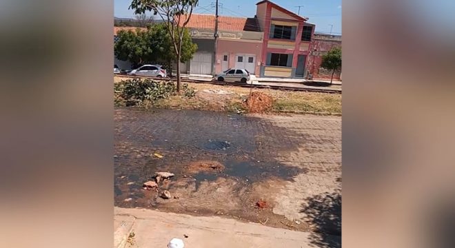 Moradores de Missão Velha pedem providências para "piscina de esgoto" na rua