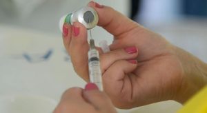 Um em cada quatro brasileiros não tem certeza se tomará vacina, mostra pesquisa