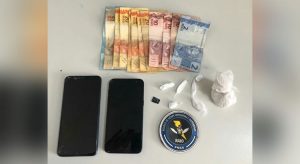 BPRaio prende suspeitos conhecidos como Rato e Miau com cocaína e celular, no Ceará