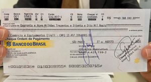 Pai e filha são presos ao tentar compensar cheque falso de R$ 50 milhões