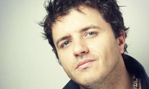 Cantor Maurício Manieri recebe alta