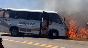 Topic pega fogo após colisão na CE-265, e uma pessoa morre