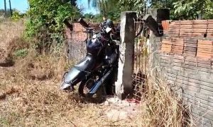 Motociclista morre ao bater em caminhonete, e moto fica presa em muro na BR-116