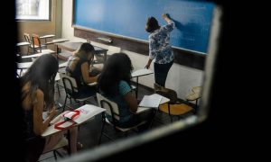 Ensino médio sai do marasmo e tem avanço inédito, mas só dois Estados batem meta