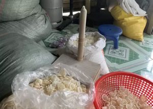 Operação contra 'venda de camisinhas recicladas' apreende 324 mil preservativos