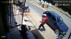 Veja ladrão em Barbalha furtando moto em frente a um mercadinho