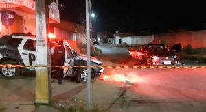 Criminosos matam a tiros casal que viajava com filhos em carro de app