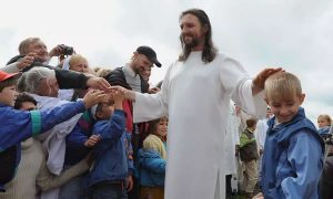 Homem que se passava por Jesus é preso acusado de extorquir seguidores