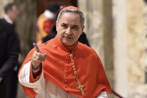 Cardeal Angelo Becciu renuncia a cargo no Vaticano após escândalo imobiliário