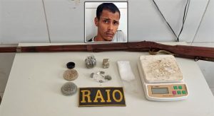 Nove presos em Crato e Juazeiro com drogas e outro foge deixando drogas e arma em Barbalha