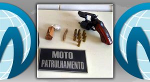 PM de Juazeiro se depara com casal perto de capela tendo arma e droga num carro