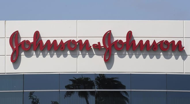 Johnson & Johnson suspende ensaios de sua vacina contra Covid-19 por participante doente