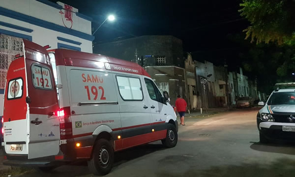 Homem fica ferido ao cair de altura de 4 metros enquanto tentava pichar imóvel