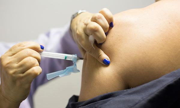 Governo do Ceará vai adquirir câmaras refrigeradas para armazenar vacinas contra a Covid-19