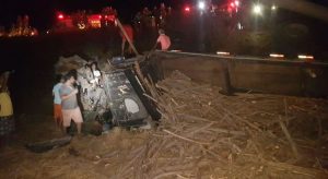Acidente envolvendo carreta e dois veículos deixa mortos