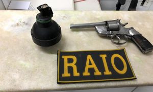 Granada escondida em guarda-roupa é apreendida pela PM em residência